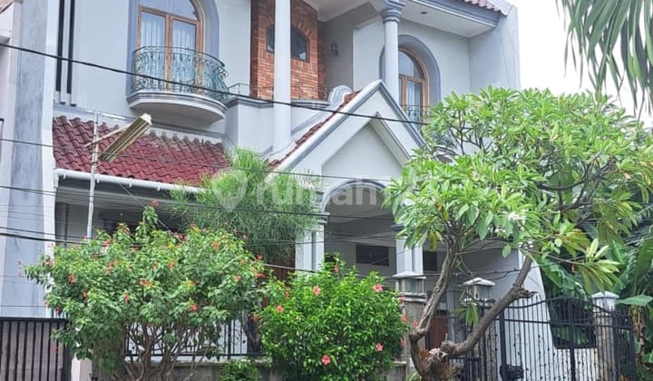 RUMAH BAGUS, HADAP TAMAN, SIAP HUNI, 2 LANTAI, HARGA MURAH