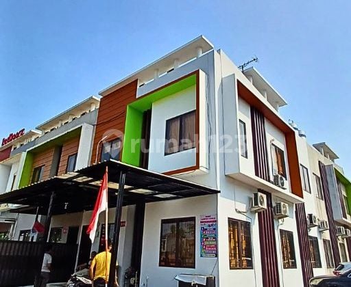 Rukost Columbus Ramai Dan Penuh Di Tengah Kota Karawang Barat