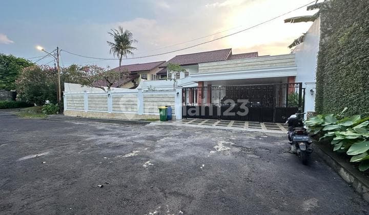 Hunian Mewah Besar Bagus Daerah Komersial