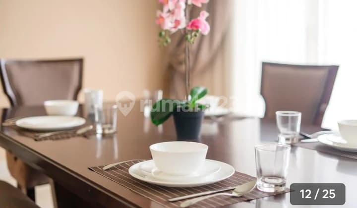 Botanica Apartemen Resident View Swimming Pool . High Floor Elegant Room