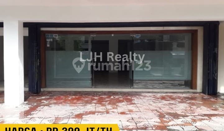 Shop house located in the center of Yogyakarta city, Location: Mangkubumi Street