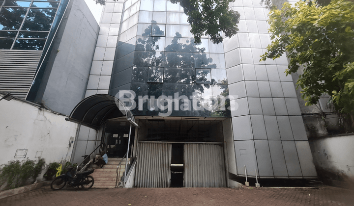 MINI 5-STORY BUILDING IN GONDANGDIA MENTENG WITH SEMI-BASEMENT PARKING