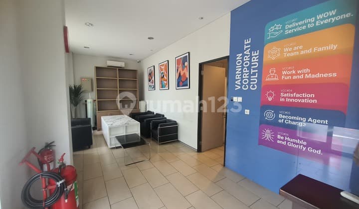 JOINED SHOPHOUSE PERMATA SENAYAN 4 FLOORS FURNISHED FACING THE STREET READY TO OCCUPY