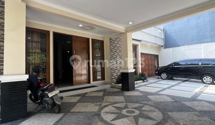 Rumah 2 Lantai Menteng Ex Kantor Cocok untuk Usaha Klinik Kantor atau Hunian