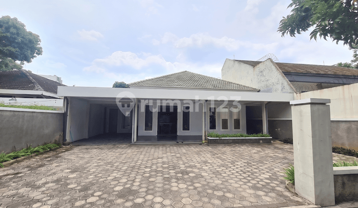 Ex-Office House Cikini Menteng Furnished Spacious Parking Ready to Occupy
