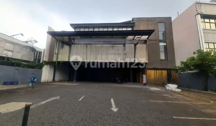 GEDUNG 3 LANTAI TOMANG EX SUPERMARKET PARKIR LUAS STRATEGIS COCOK UNTUK SHOWROOM