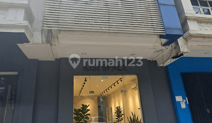 Permata Senayan Ruko, 4.5 Floors, Road-Facing, Elevator, Semi-Furnished, Ready to Occupy