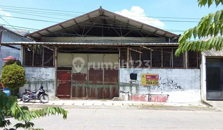Gudang siap pakai di jalan Barito Gudang siap pakai di jalan Barito