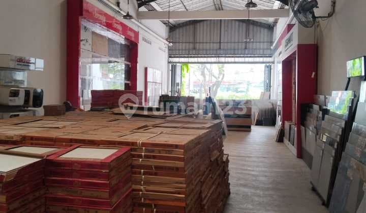Warehouse building on Majapahit Street