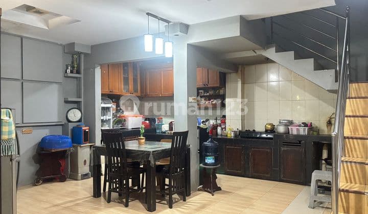 Modern House, Good Strategic Location in Villa Indah Permai