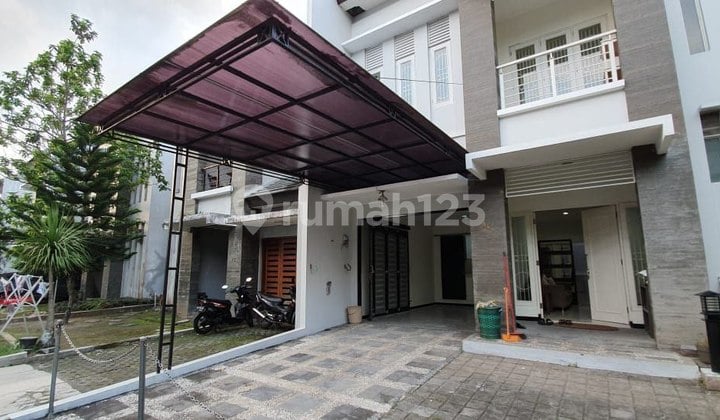 Rumah Mewah 2 LT di Perumahan Dekat Ugm Yogyakarta