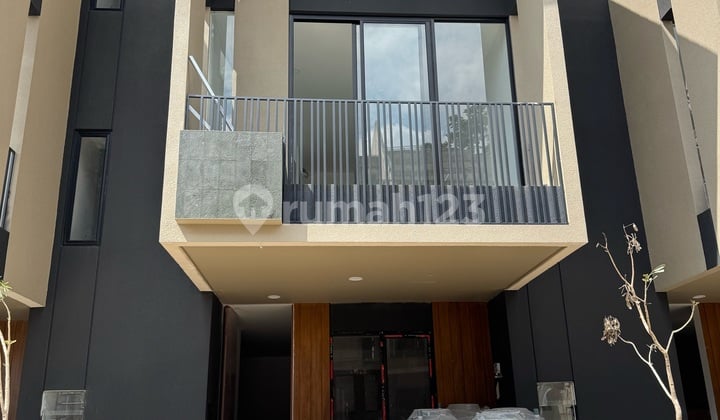 Komplek Besar Lanskap Cantik | Fasilitas Public Pool