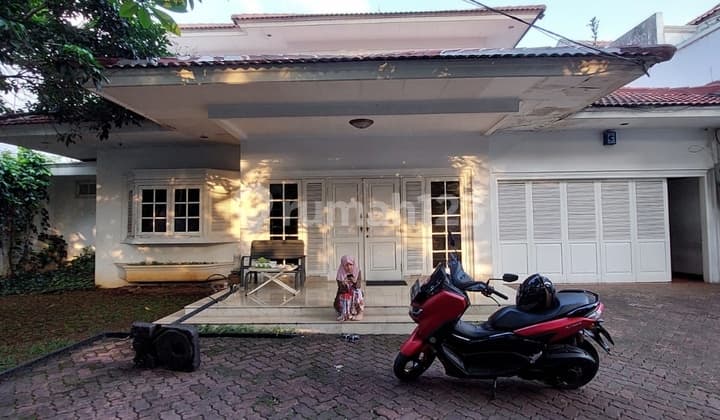 Prime area menteng, rumah siap huni kontruksi Kokoh, ada private S.pool
