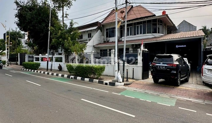 Best Location Dekat Bunderan Senayan, Rumah Bangunan 2 Lantai