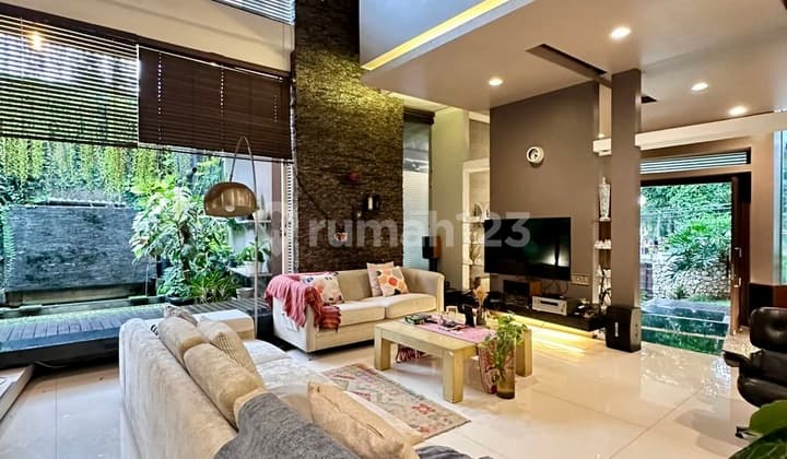 Modern Tropical Design House Ready to Occupy Corner Position