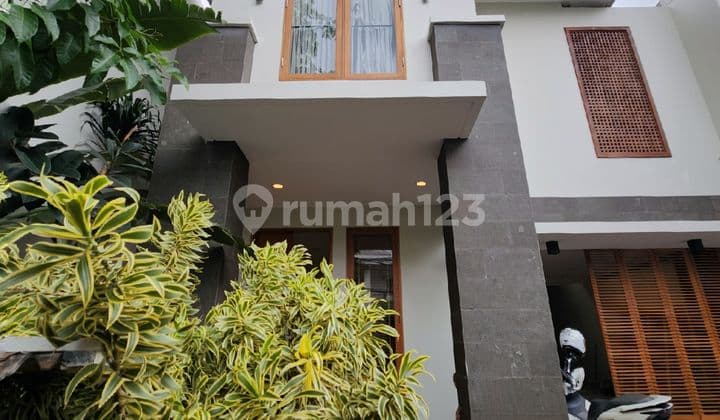 Komplek Elite Lingkungan Ekspatriat Row Jalan Lebar