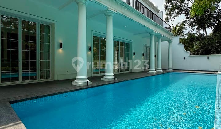 Rumah Mewah Desain Klasik | Kapasitas Parkir Garasi 12 Mobil