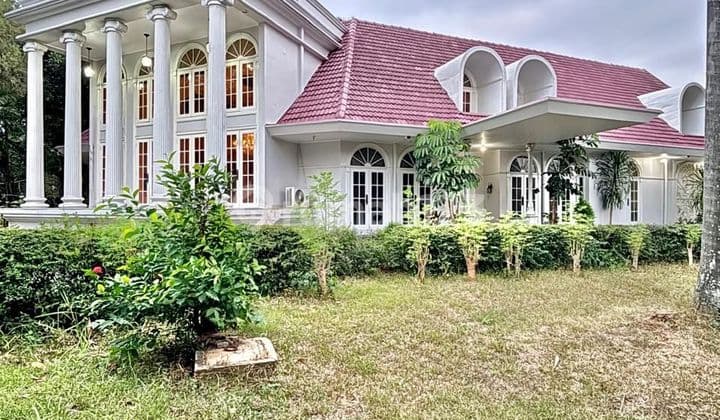 Lokasi Prime, Rumah Hoek Lokasi Dekat Senayan Desain Klasik Mewah