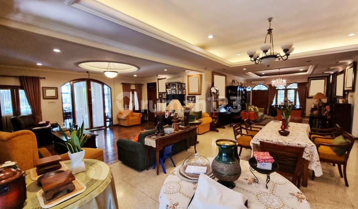 Rumah Hitung Tanah Sangat Terawat di Lebak Bulus Jakarta Selatan