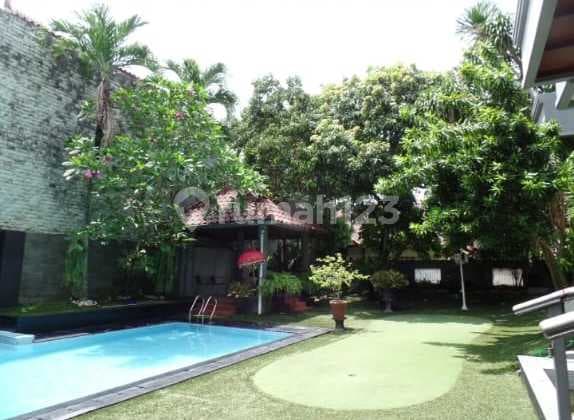 Rumah dengan kolam renang siap huni di Lebak bulus