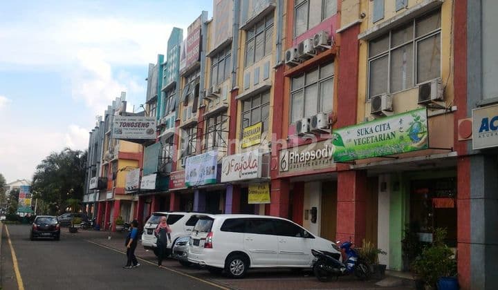 Ruko Kawasan Summarecon Mall Serpong Ramai Strategis Hadap Jalan