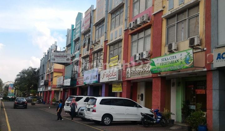 Ruko Kawasan Summarecon Mall Serpong Ramai Strategis Hadap Jalan