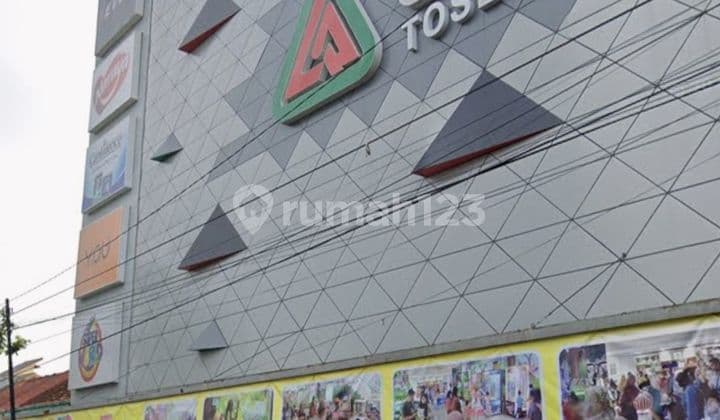 Rumah depan Swalayan Laris jl Khai Dahlan Tengah Kota Purworejo