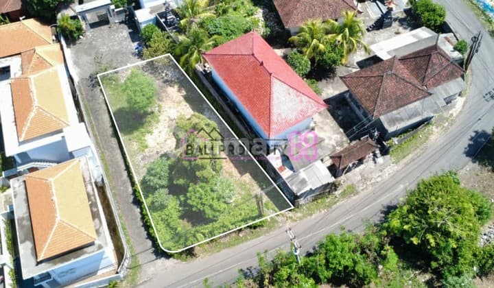 Dijual Tanah Posisi Hook dengan Partial Sea View dan Akses Jalan Utama | di Pantai Ungasan, Bali LT 440 M2