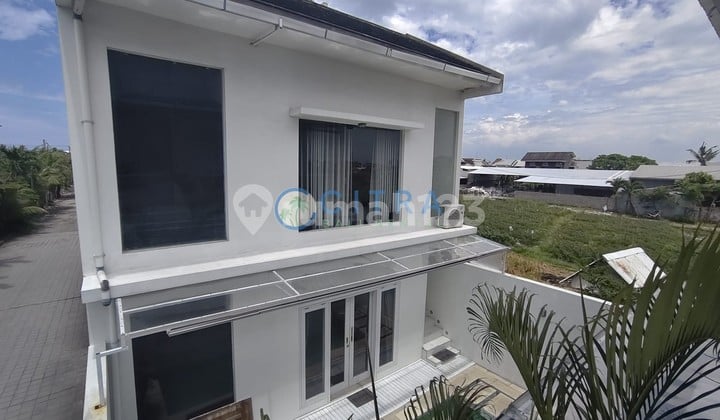 Disewakan Rumah Villa Minimalis Modern dengan Kolam Renang & Rooftop View Sawah | 2 Kt di Kedampang, Kerobokan LT 100 M2