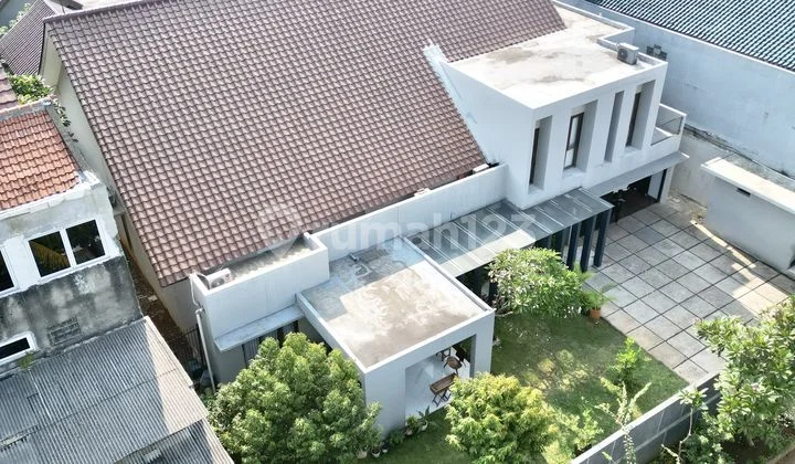 Tanah Luas Dan Bangunan Terawat, Siap Huni, Rumah Dalam Komplek