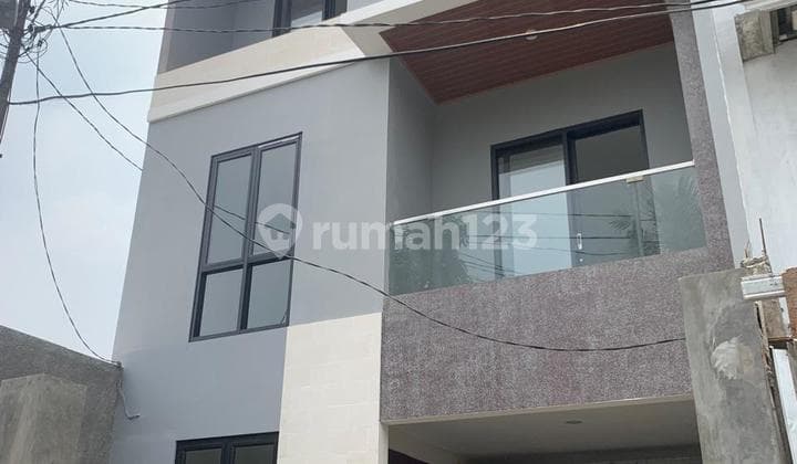2-Story Nice Semi-Furnished SHM House on Jl Raya Cidodol, South Jakarta