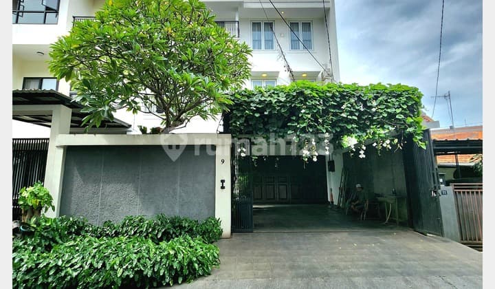 MODERN CLASSIC 3 LANTAI DALAM KOMPLEK DI PANCORAN, JAKARTA SELATAN Strategis dekat Gatot Subroto