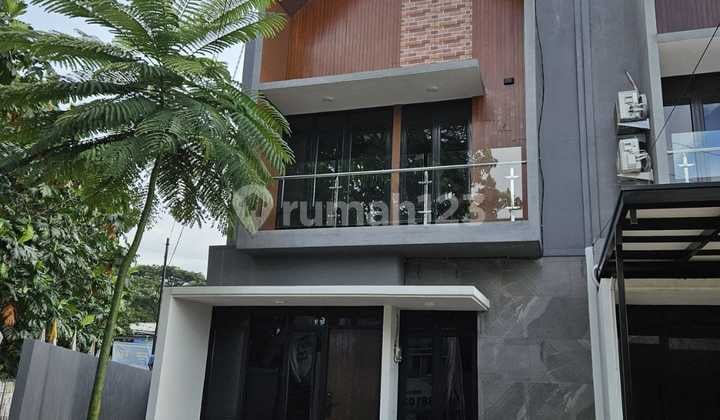 Rumah di Pinggir Jalan Raya Akses 5 menit ke Tol Cimanggis