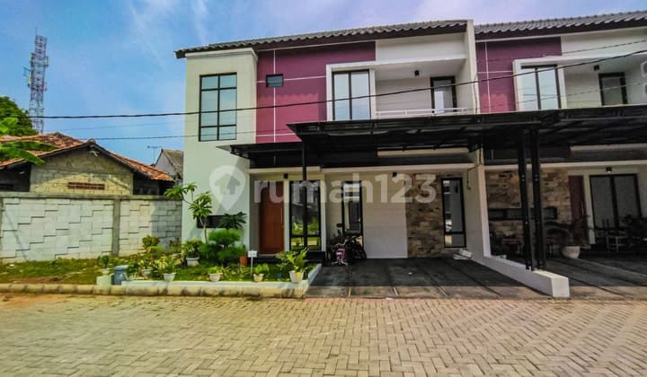 2-story House, Spacious Land, 5 Minutes to Juanda Raya Street, 10 Minutes to Margonda Toll Road.