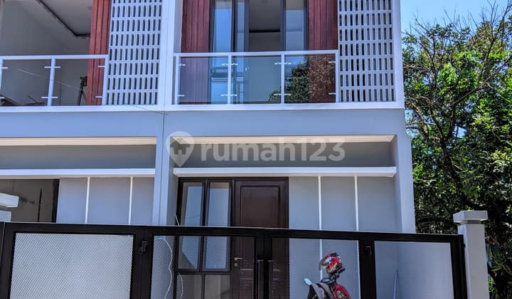 Rumah Di Pinggir Jalan Raya Jalan Lebar Dekat Stasiun Bojonggede