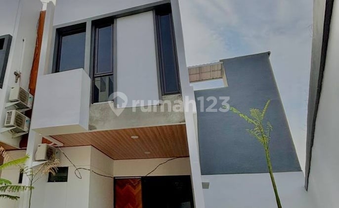 Rumah 2 Lantai Dekat Jalan Raya Hanya 5 Menit Ke Stasiun Depok