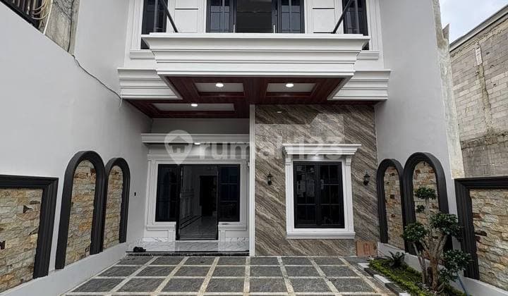 Rumah American Classic Ada Kolam Renang Akses 11 Menit ke Tol