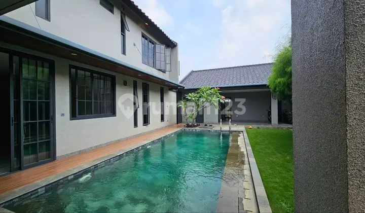 Rumah Serasa Villa Ada Private Kolam Renang Dekat Tol