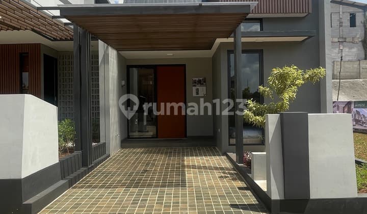 Modern House near BSD, 10 minutes access to Jakarta Serpong Toll Road