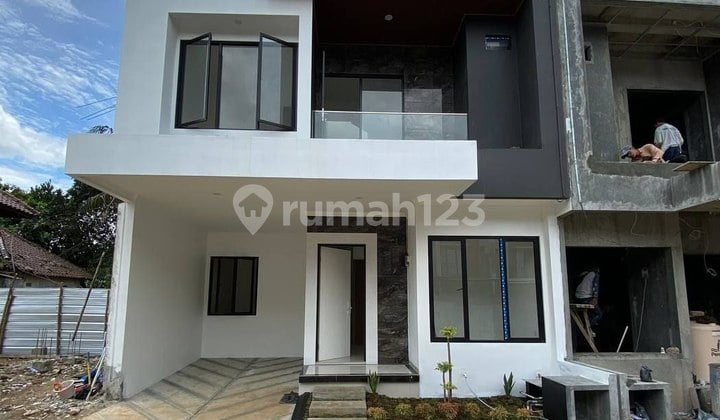 Rumah 3 Lantai Siaphuni Akses 3Menit ke Mall The Park & Dekat Tol
