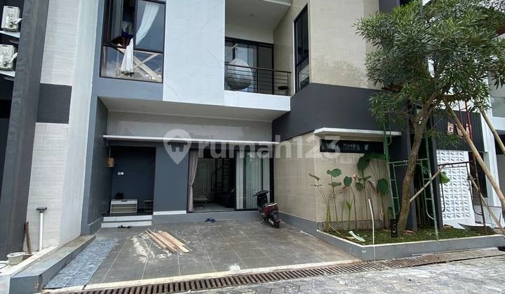 RUMAH MEWAH MODERN MINIMALIS PERUMAHAN ONE GATE SYSTEM DEKAT UGM