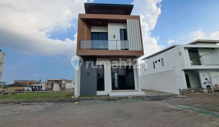 RUMAH MODERN PRIVAT POOL PERUMAHAN JAKAL 18 MIN KE KAMPUS UGM