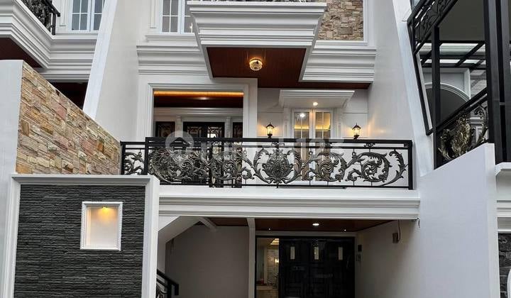 Ready-to-Live House with Swimming Pool and Lift in Jakarta