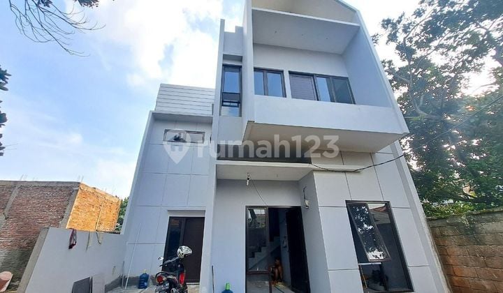 Rumah 2 Lantai SHM Bagus hadap Timur di Cilodong Depok