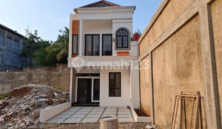 Two-story house with access for 2 cars, near Limo toll gate.