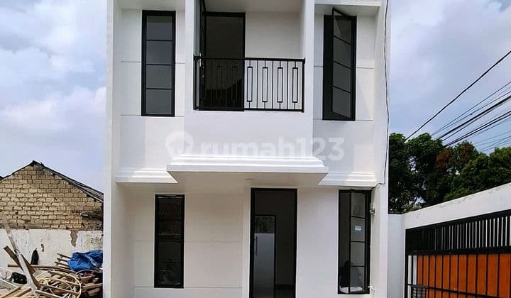 Rumah 2 Lantai Siap Huni Desain Bagus Di Pusat Kota Depok