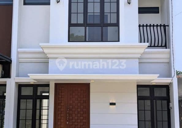 Rumah 2 Lantai Desain Modern American Clasik Dekat Pintu Tol