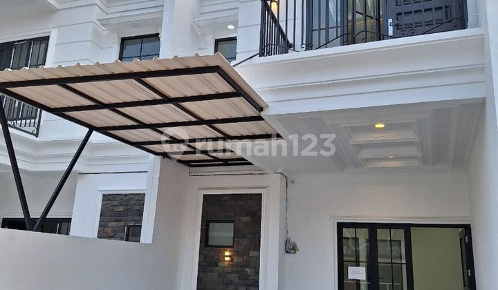 rumah bagus 2 lantai siap huni dekat stasiun depok