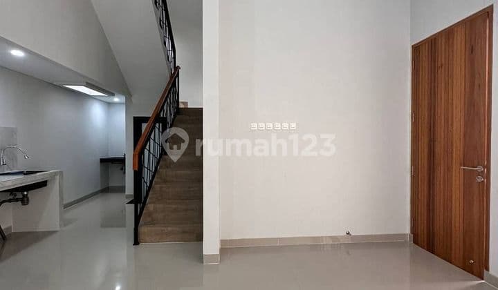 Rumah 2 Lantai Siap Huni Hadap Timur Dekat Pintu Tol Brigift