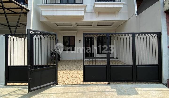 Rumah 2lantai american clasik dekat stasiun depok lama